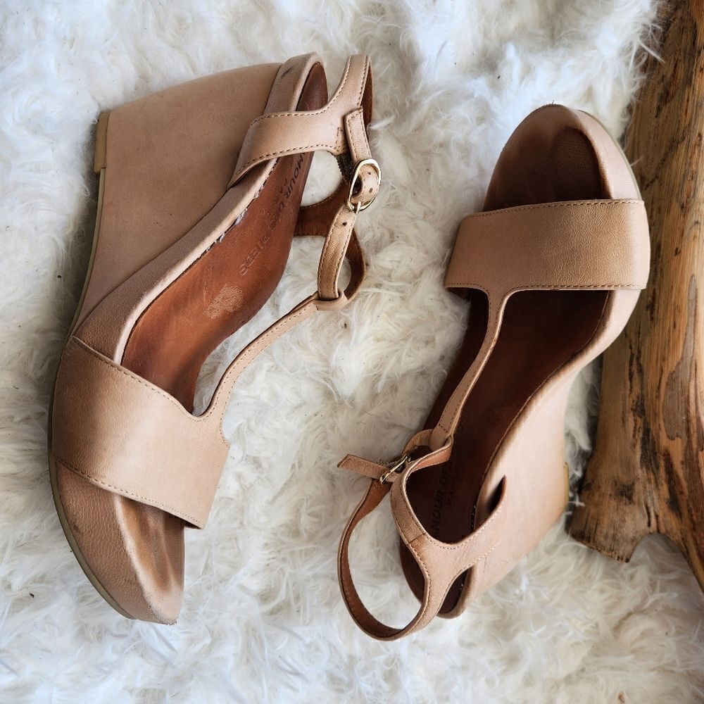 L'Amour des pieds Idelle t-strap leather wedges